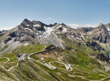 Blick von der Edelweiß-Spitze auf den Straßenverlauf | © grossglockner.at/Michael Königshofer