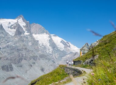 Familie wandert am Panoramaweg, Wilhelm-Swarovski-Beobachtungswarte im Hintergrund | © grossglockner.at/Michael Stabentheiner