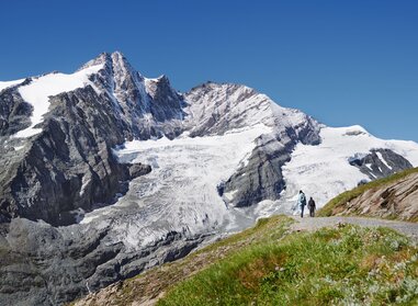 Wandern am Kaisersteinweg mit Blick auf Großglockner | © grossglockner.at/Michael Königshofer